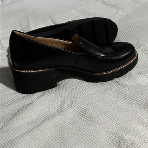 Naturalizer women’s Classic Black Slip-Ons